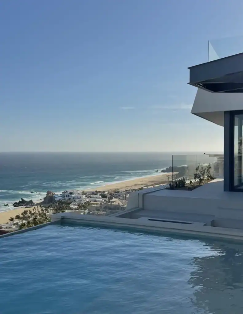 Pedregal Cabo San Lucas: Pacific-side pool terrace above Pedregal beach. Pedregal Cabo San Lucas: Cover : the Pedreg...